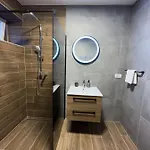 Vrkic With Hot Tub Омиш