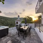 Vrkic With Hot Tub * Омиш