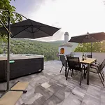 Дом отдыха Vrkic With Hot Tub