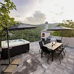 Vrkic With Hot Tub Омиш